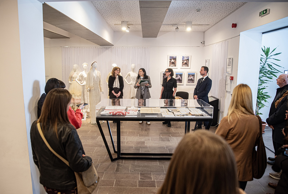 Megnyitották a Székely menyasszony kiállítást Csíkszeredában